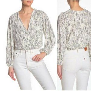 White floral ASTR Pleated Surplice Long Sleeve Top in XS